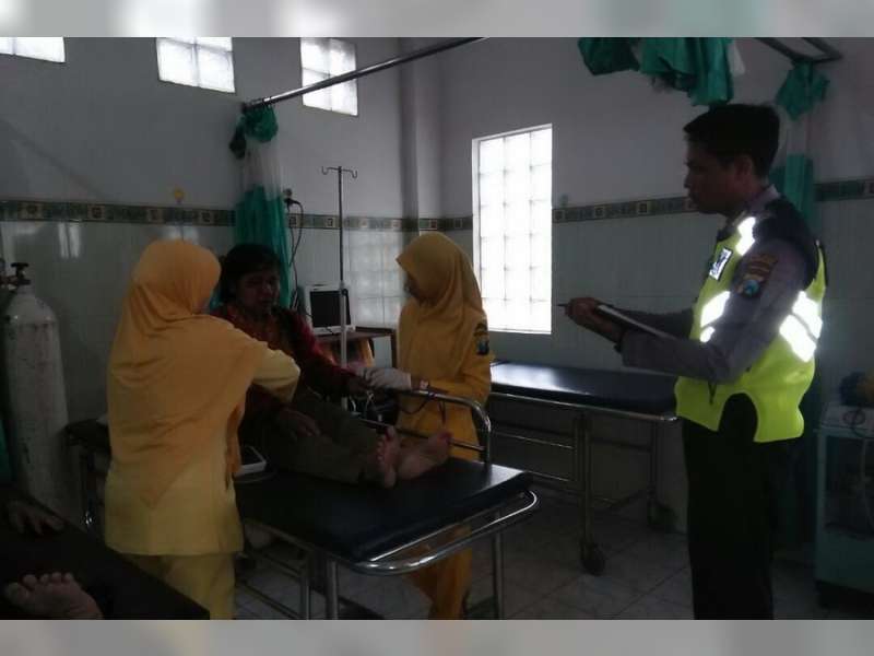 Diduga Mengantuk Motor Tabrak Pohon Penghijauan, 2 Orang Luka-Luka