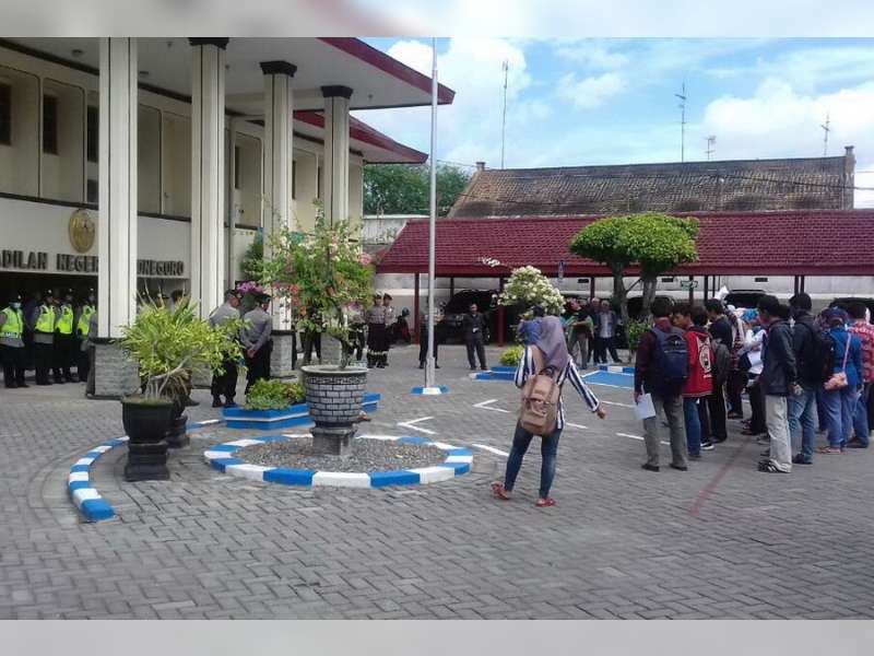 AMPK Gruduk PN Bojonegoro Minta Keadilan Untuk Rodiyah