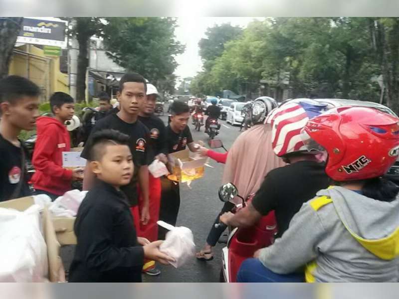 Komunitas Pencak Silat Bojonegoro Berbagi Takjil