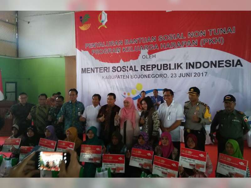 Menteri Sosial Serahkan Bantuan PKH Non Tunai di Kecamatan Tambakrejo