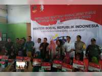 Menteri Sosial Serahkan Bantuan PKH Non Tunai di Kecamatan Tambakrejo