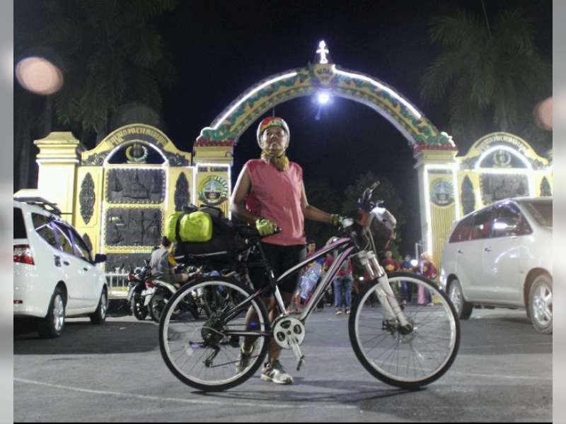 Mudik Lebaran, Perempuan Ini Kayuh Sepeda Pancal dari Bandung ke Blora