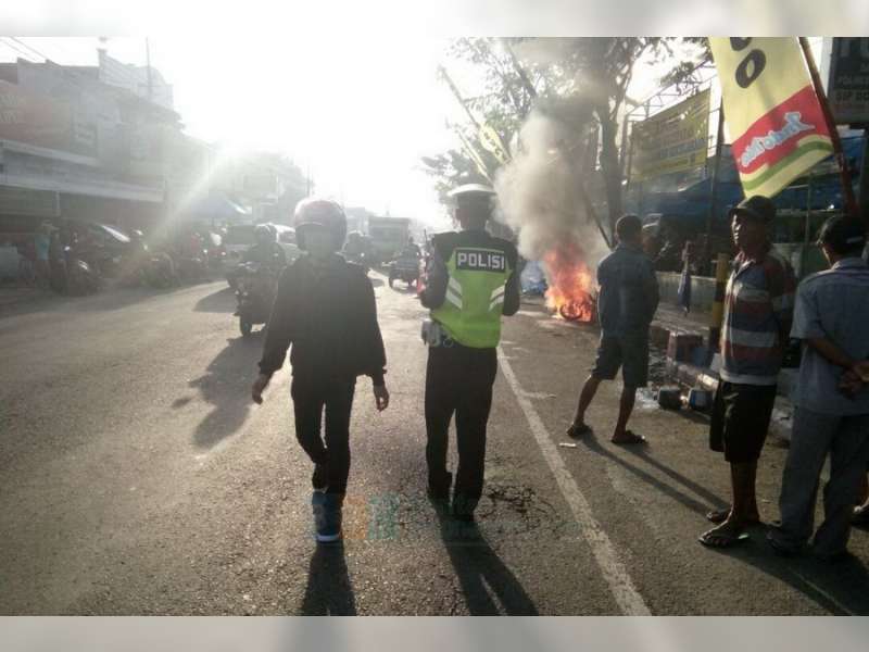 Hendak Pulang Kampung, Motor Warga Kalitidu Terbakar di Perempatan Sumberrejo