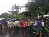 Ratusan Warga Antri Pembagian Zakat di Masjid At-Taqwa, Jalanan Padat Merayap