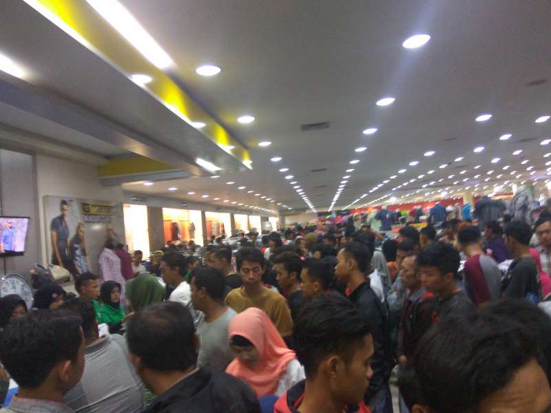 H-1 Lebaran Ratusan Masyarakat Serbu Pusat Perbelanjaan