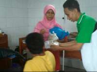 HMI-KAHMI Bojonegoro Bagikan 3200 Takjil dalam Sebulan untuk Penunggu Pasien Rumah Sakit