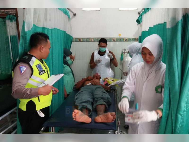 Kurang Hari-Hati Saat Berbelok, Sepeda Motor Ditabrak Bus, Pengendara Motor Luka-Luka