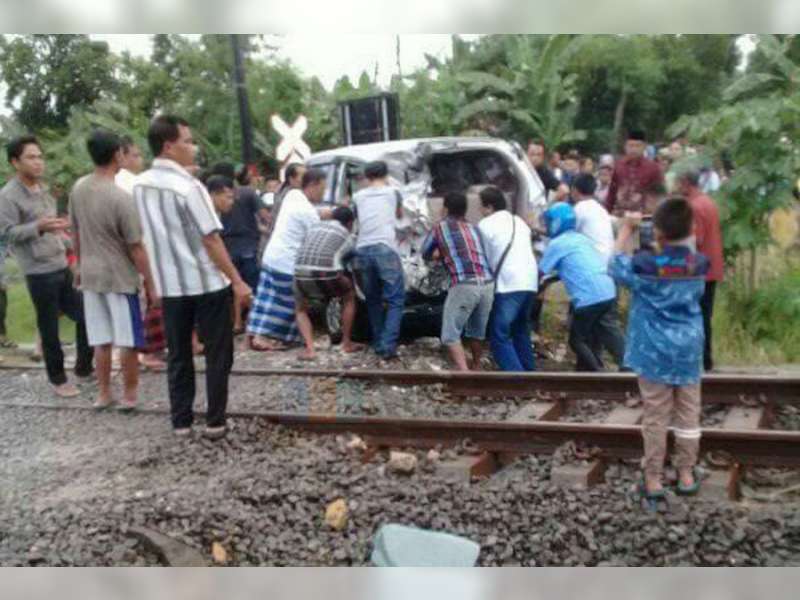 Kijang Innova Dihatam Kereta Api Gumarang, Seorang Penumpang Luka-luka