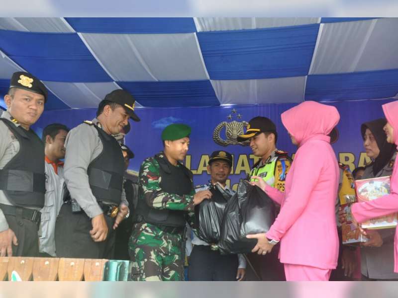 Kapolres Bersama PJU dan Bhayangkari Beri Bingkisan Pada Anggota Jaga Pos Ramadniya