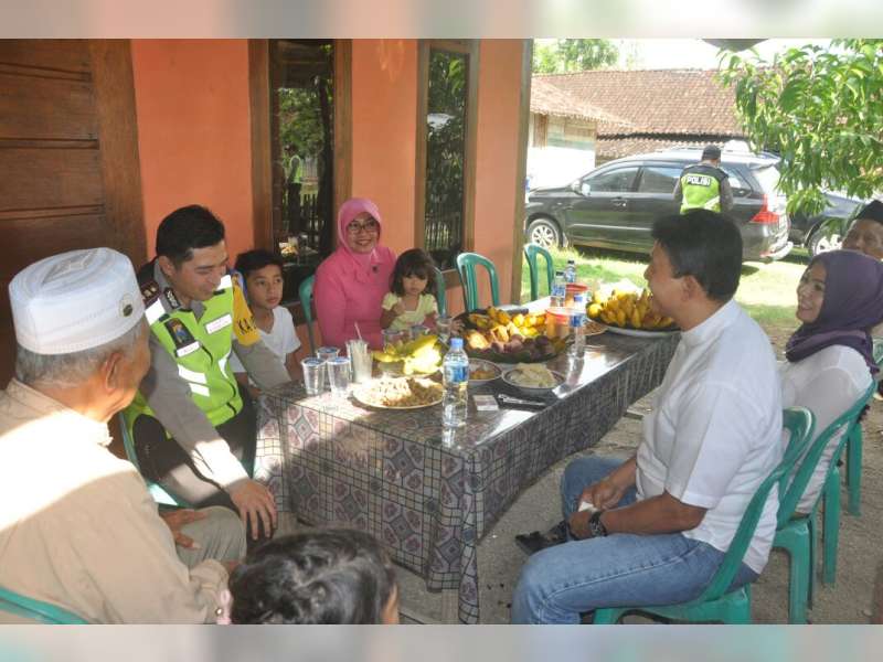 Kapolres Bertemu Kabareskrim yang Sedang Berkunjung ke Rumah Keluarganya di Bojonegoro