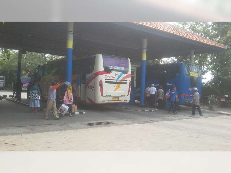 H+3 Lebaran, Penumpang Bus di Terminal Rajekwesi Membeludak