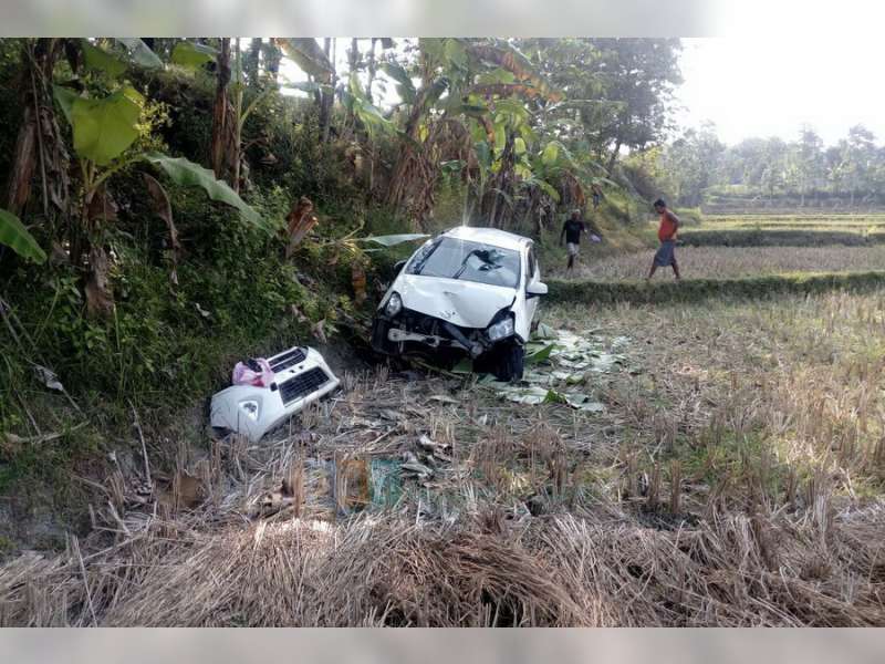 Diduga Pengemudi Mengantuk, Mobil Toyota Agya Terperosok dan Jatuh dari Tebing