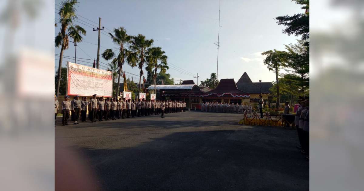 11 Personel Polres Bojonegoro Terima Kenaikan Pangkat 