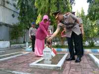 HUT Bhayangkara Ke-71, Kapolres Bojonegoro Pimpin Ziarah ke TMP