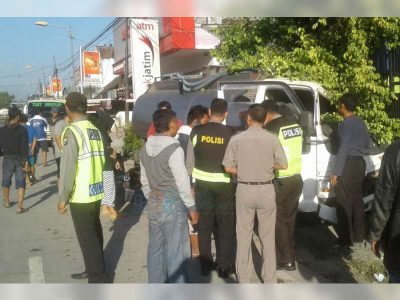 Truk Tangki di Ngraho Tabrak 2 Motor dan Teras Rumah Warga