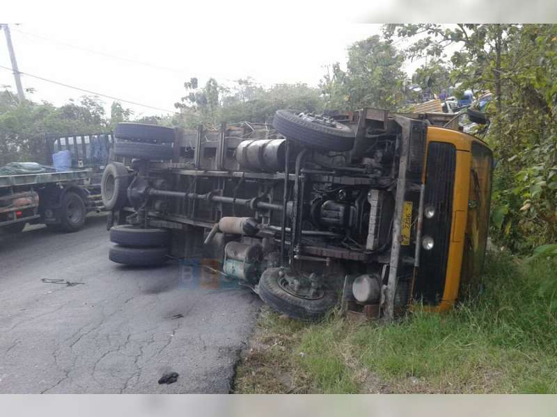 Truk Muat Mie Instan Terguling di Margomulyo