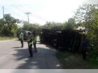 Truk Muat Mie Instan Yang Terguling di Margomulyo, Masih Belum Dievakuasi