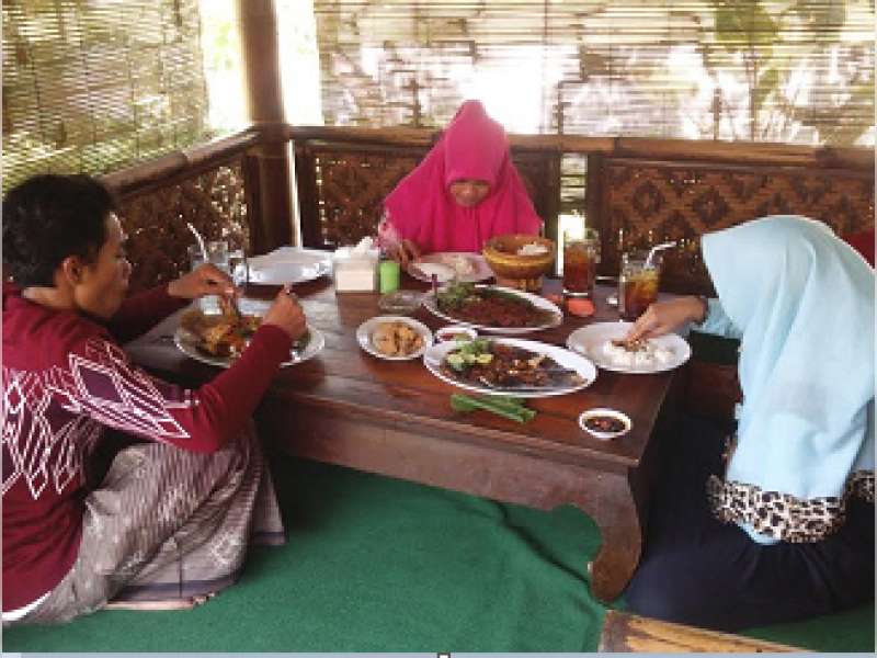 Pesaing Banyak, Restoran di Bojonegoro Menurun Omzetnya