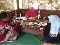 Pesaing Banyak, Restoran di Bojonegoro Menurun Omzetnya