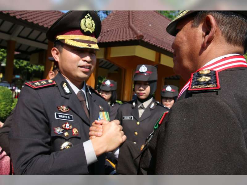 Kapolres Bojonegoro Wisuda 23 Anggota Yang Memasuki Masa Purna Tugas