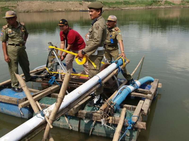 Petugas Gabungan Segel dan Sita Alat Penambangan Pasir Ilegal di Cepu