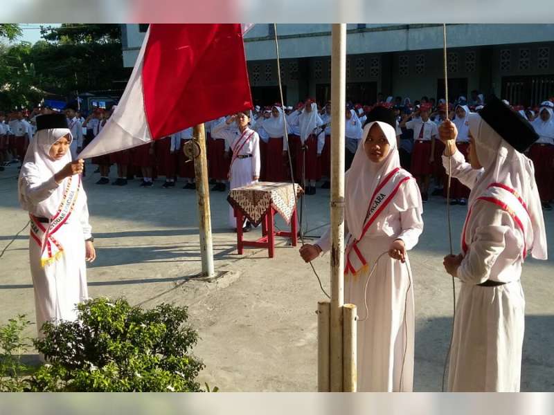Orang Tua Murid Siswa Baru, Turut Hadir di Hari Pertama Sekolah