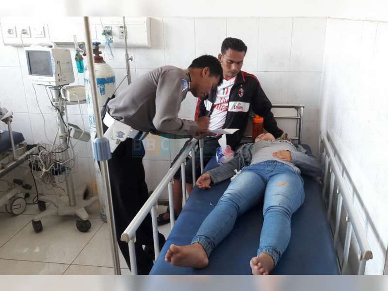 Kurang Konsentrasi, Motor Seruduk Mobil Parkir, Dua Orang Luka-Luka