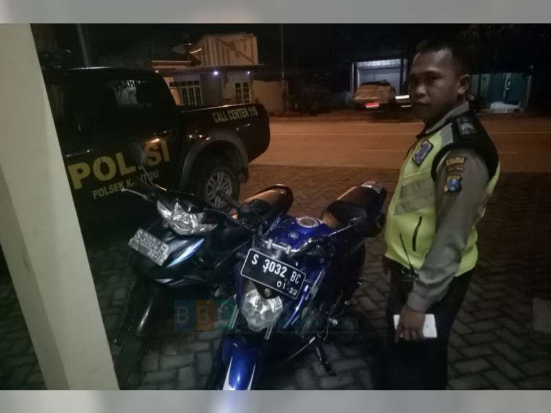 Vixion Tubruk Honda Revo di Kalitidu, 3 Orang Luka-Luka