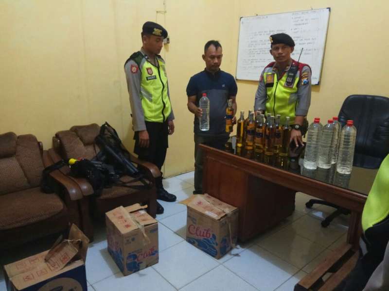 Wakapolres Bojonegoro Pimpin Langsung Razia Miras di Sejumlah Warung