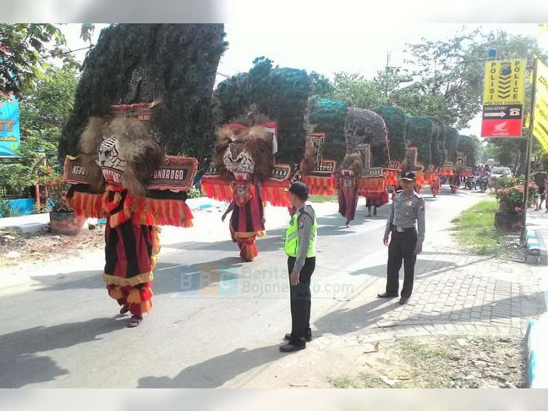 Ratusan Warga Saksikan Pagelaran Seni Reog Ponorogo