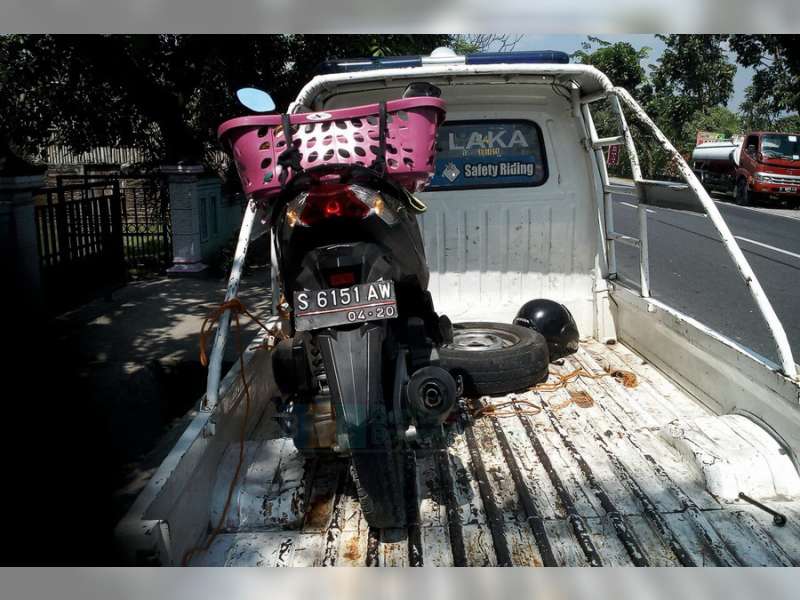 Honda Vario Diserempet Truk Tangki di Kapas, Pengendara Motor Terluka