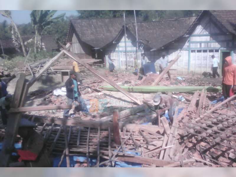 Rumah Warga Margomulyo Roboh Diterjang Angin Kencang, Kerugian Capai Puluhan Juta Rupiah