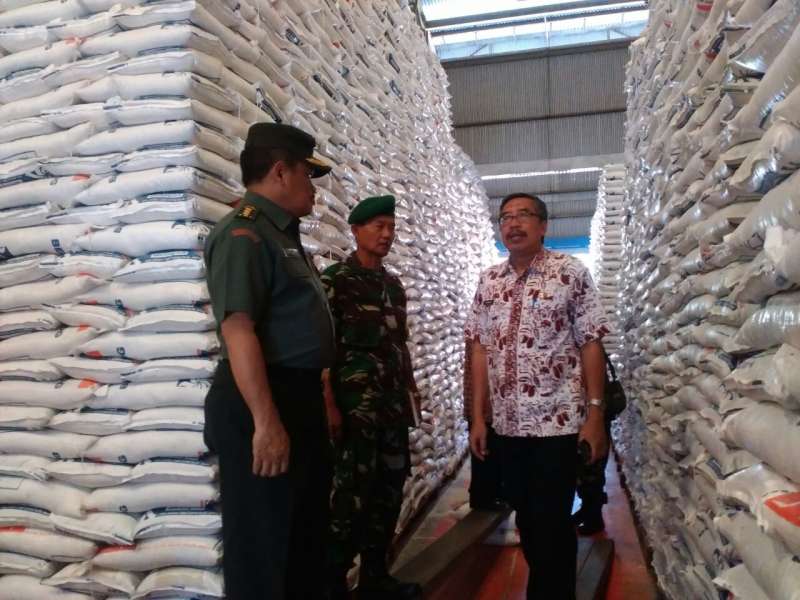 Dandim Dampingi Tim Sergab Mabesad Kunjungi Gudang Bulog Bojonegoro