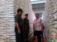 Dandim Dampingi Tim Sergab Mabesad Kunjungi Gudang Bulog Bojonegoro