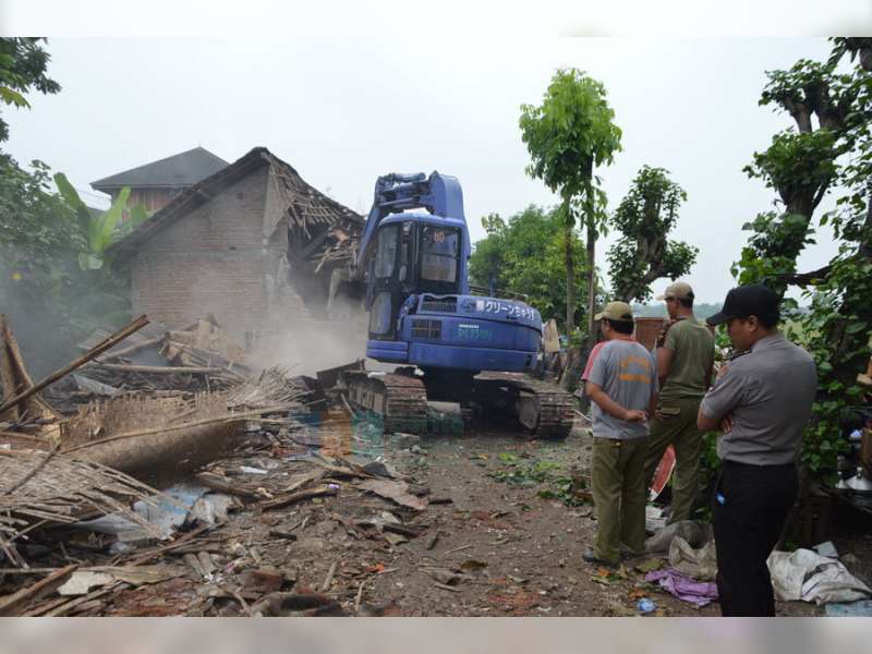 Relokasi Warga Cepu Berjalan Lancar, Petugas Gabungan Bantu Pemindahan Rumah