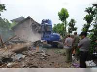 Relokasi Warga Cepu Berjalan Lancar, Petugas Gabungan Bantu Pemindahan Rumah
