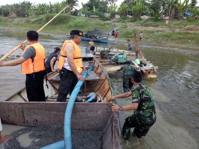 Polsek Padangan Bersama Anggota TNI, Lakukan Razia Sedot Pasir Mekanik di Bengawan Solo