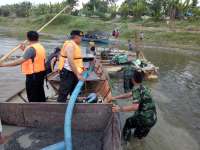Polsek Padangan Bersama Anggota TNI, Lakukan Razia Sedot Pasir Mekanik di Bengawan Solo