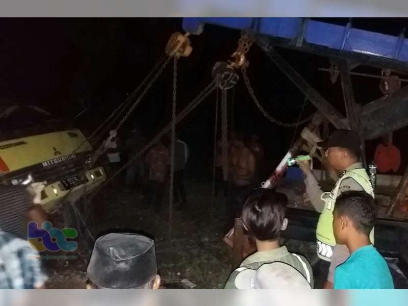 Truk Terperosok di Bengawan Solo, Akhirnya Berhasil Dievakuasi