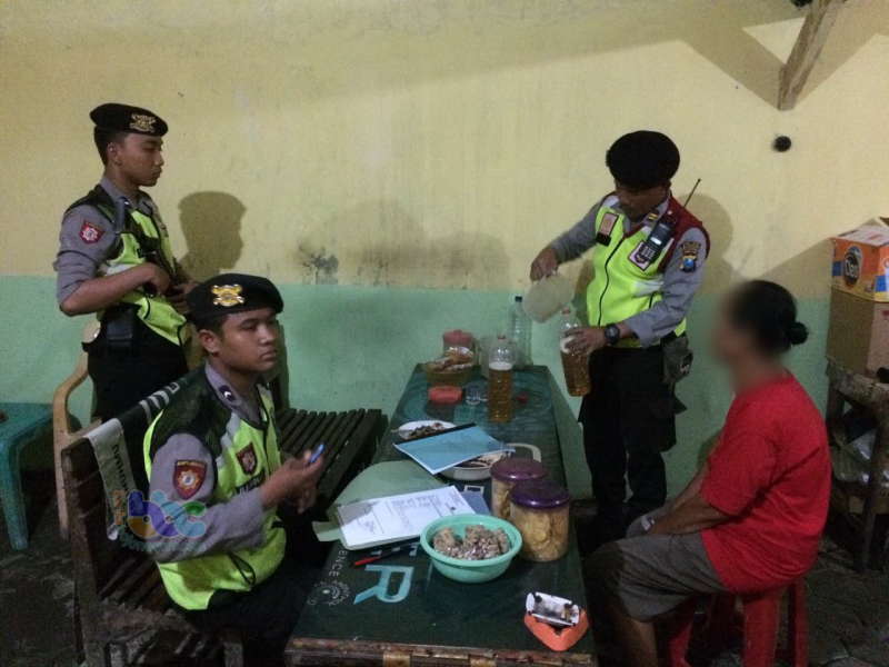 Sat Sabhara Polres Bojonegoro Kembali Razia Penjual Miras Tanpa Ijin