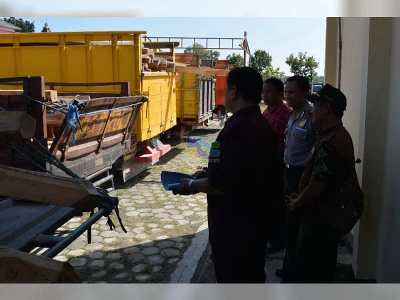 Petugas Gabungan Amankan Dua Tersangka Dan Sita Ratusan Batang Kayu Jati Ilegal