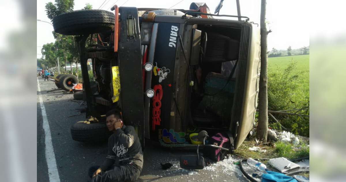 Seorang Pengemudi Meninggal Dunia Dalam Kecelakaan Dua Truck Di Widang Tuban 2173