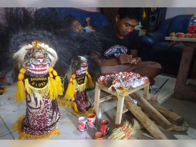 Limbah Kayu Dadap Diubah Jadi Suvenir Gantungan Kunci