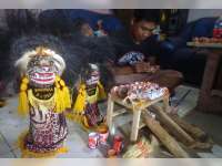 Limbah Kayu Dadap Diubah Jadi Suvenir Gantungan Kunci