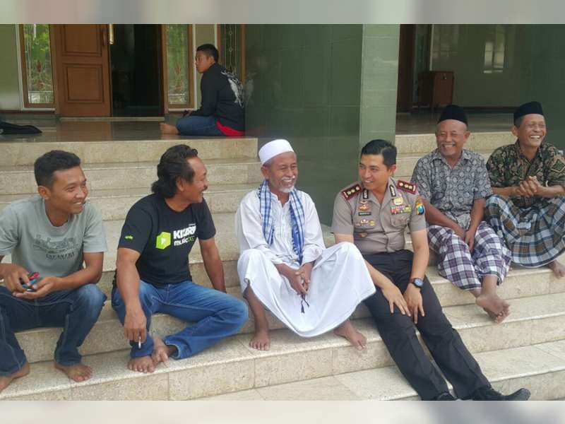 Kapolres Sapa Warga dan Tokoh Agama Saat Usai Shalat Dzuhur Berjamaah