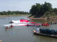 Bendera Dengan Ukuran 17 kali 45 Meter, Membentang Di Bengawan Solo