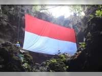 Rayakan Hari Kemerdekaan RI ke-72, Ratusan Warga Kibarkan Bendera Raksasa di Perut Bumi