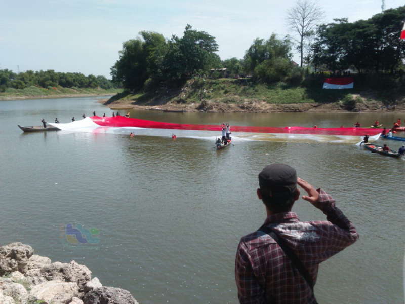 Unik, Upacara HUT RI di Bantaran Sungai Bengawa Solo