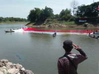 Unik, Upacara HUT RI di Bantaran Sungai Bengawa Solo