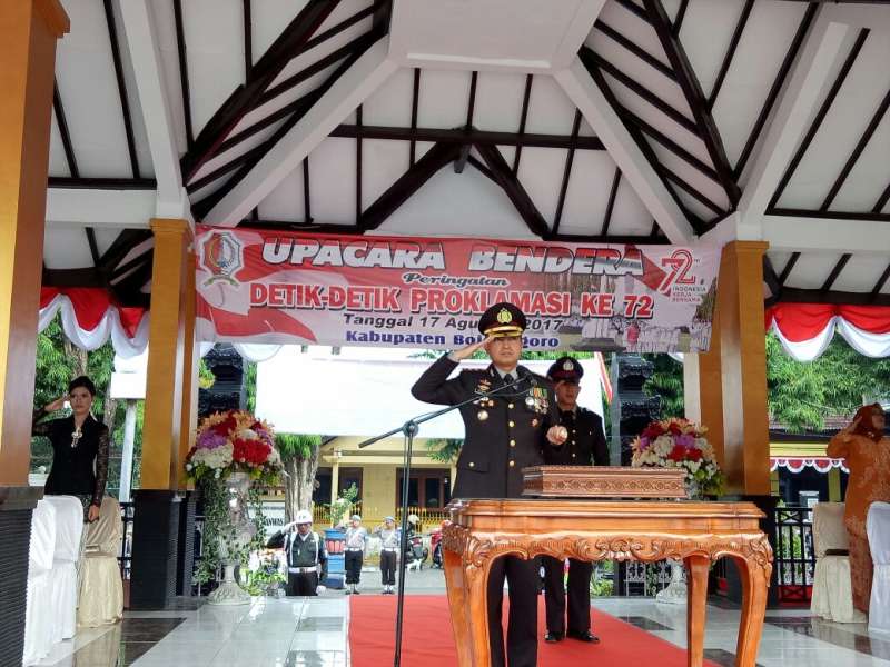 Kapolres Bojonegoro Bertindak Sebagai Inspektur Upacara Penurunan Bendera